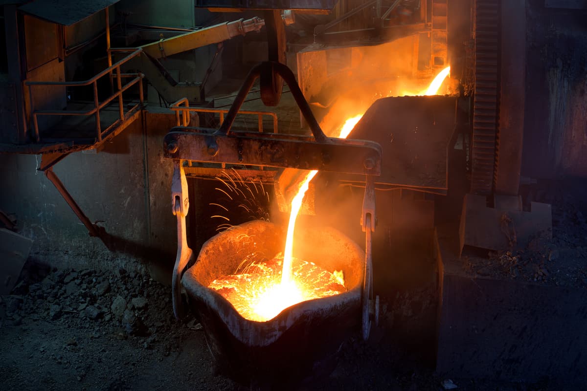 Ambiente industrial com processo térmico em operação