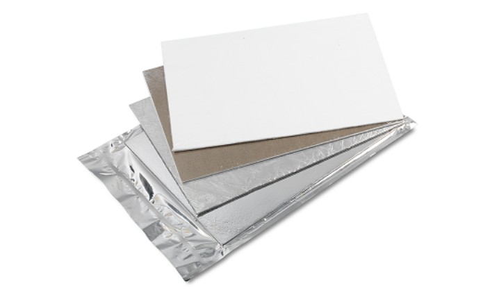 Isolamento térmico de alta confiabilidade de forma retangular relativamente plano. A cor predominante é o branco, bem comum em materiais de isolamento. 