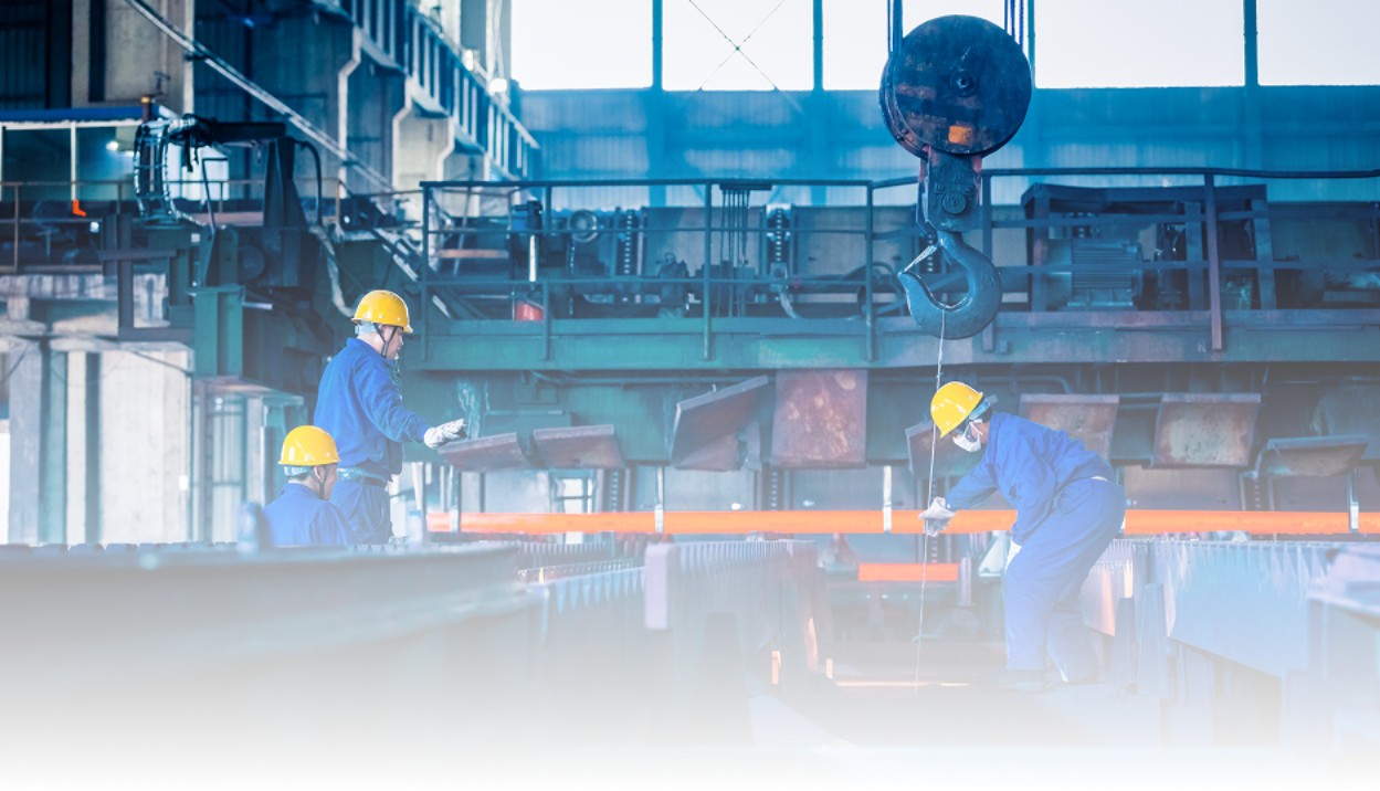 Trabalhadores em um ambiente industrial com tubulações e equipamentos.
